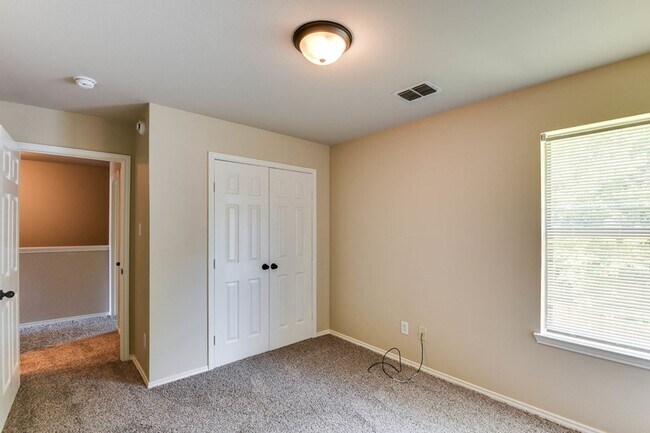 Building Photo - NICE 3 BEDROOM 2.5 BATH TOWNHOUSE LOCATED ...