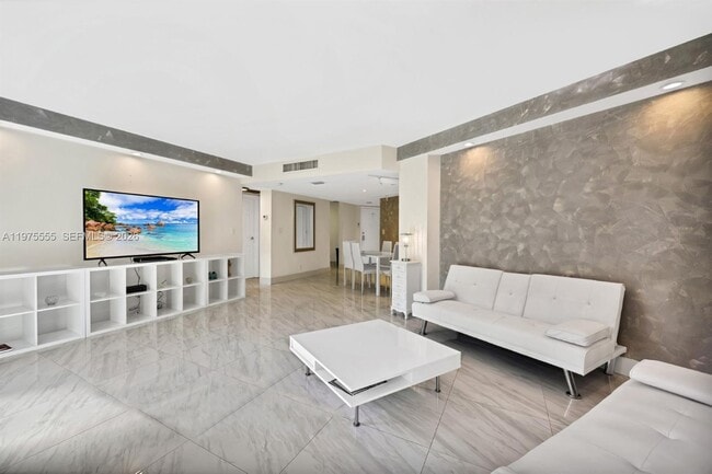 Building Photo - 3101 N Country Club Dr