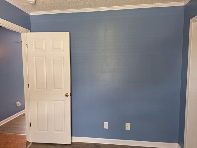 Building Photo - HOLIDAY MOVE IN SPECIAL. $500.00 OFF OF TH...