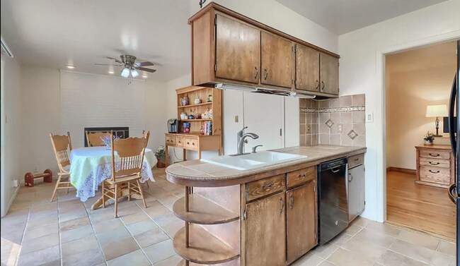 Building Photo - Huge room in a large shared home, private bathroom, great neighborhood, friendly roommates!