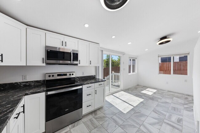 Building Photo - Updated Duplex