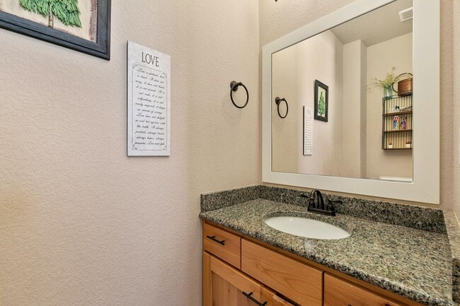 Building Photo - 4 Bedroom, 4 bathroom, Plus office and Loft!