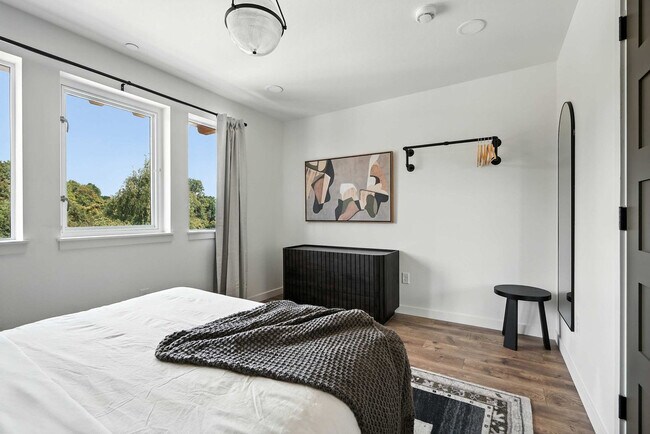 Building Photo - 925 NE 23rd Ave