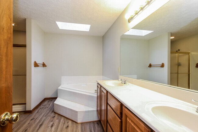 Building Photo - 7638 Chestnut Hills Dr