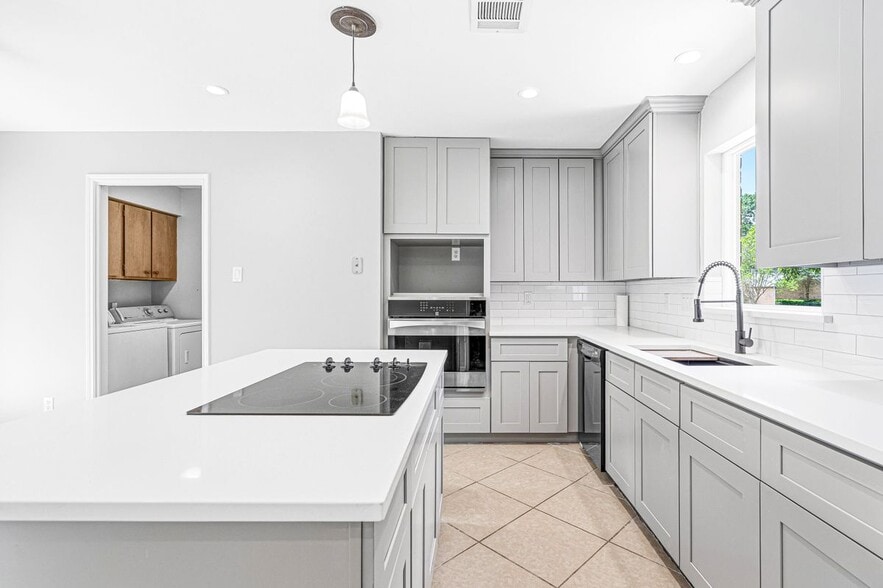 Building Photo - 1046 Apache Falls Dr
