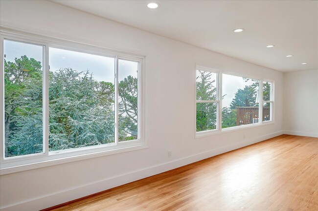 Building Photo - Light Filled Newly Remodeled Home w/ Fanta...