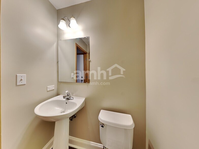 Building Photo - 240 Wedgewood Cir