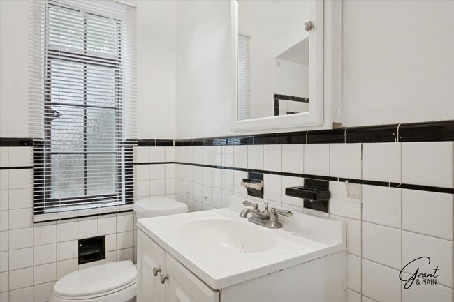 Building Photo - $1,200 - Large East Side 3 Bedroom