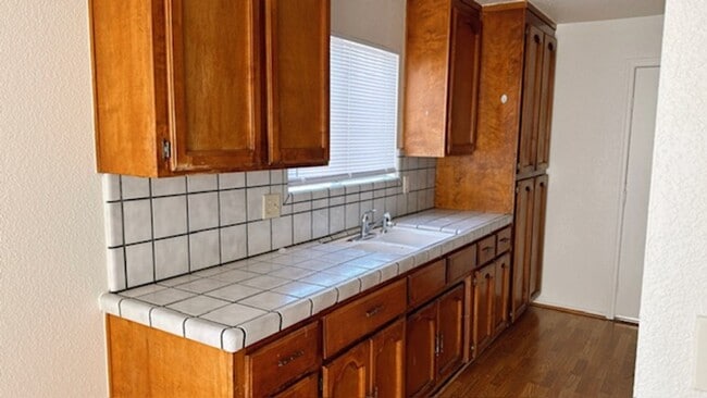 Building Photo - Walking distance to San Joaquin Elementary