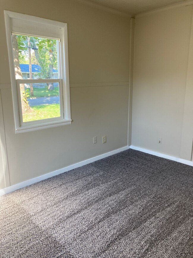 Building Photo - Updated 2 bedroom 1 bathroom home