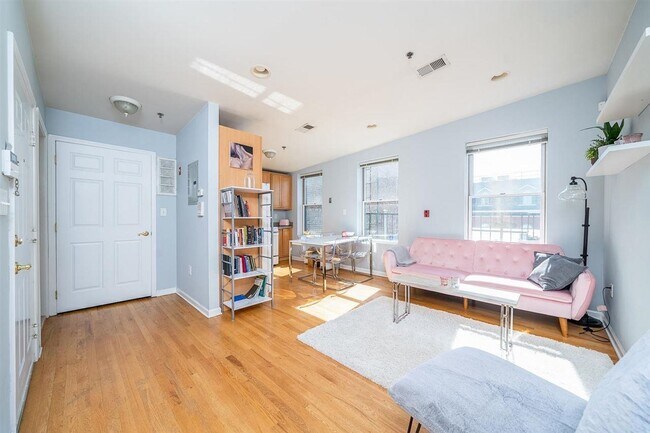 Building Photo - 254 6th St