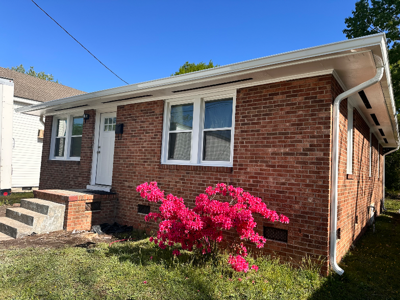 Primary Photo - 806 E Highland Ave