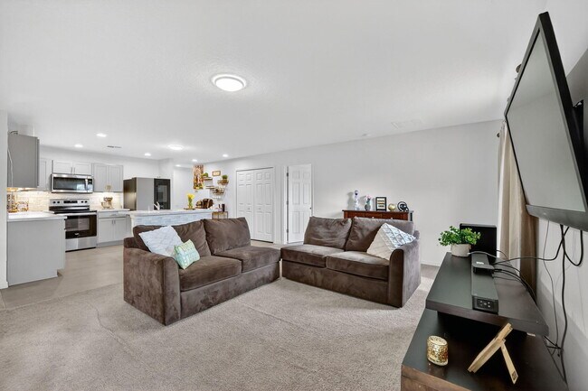 Building Photo - 644 SW Hoffenberg Ave