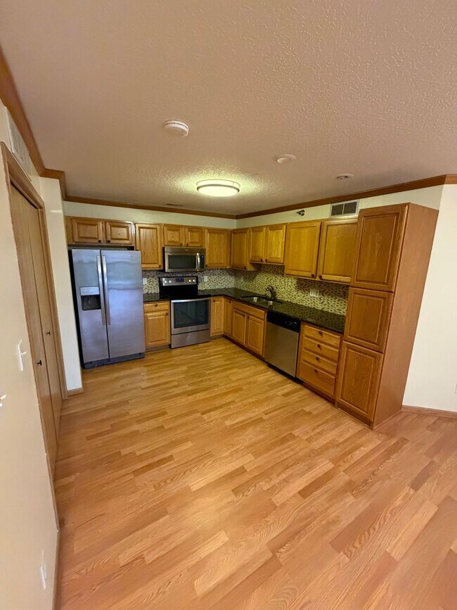 Building Photo - Condo For Rent!