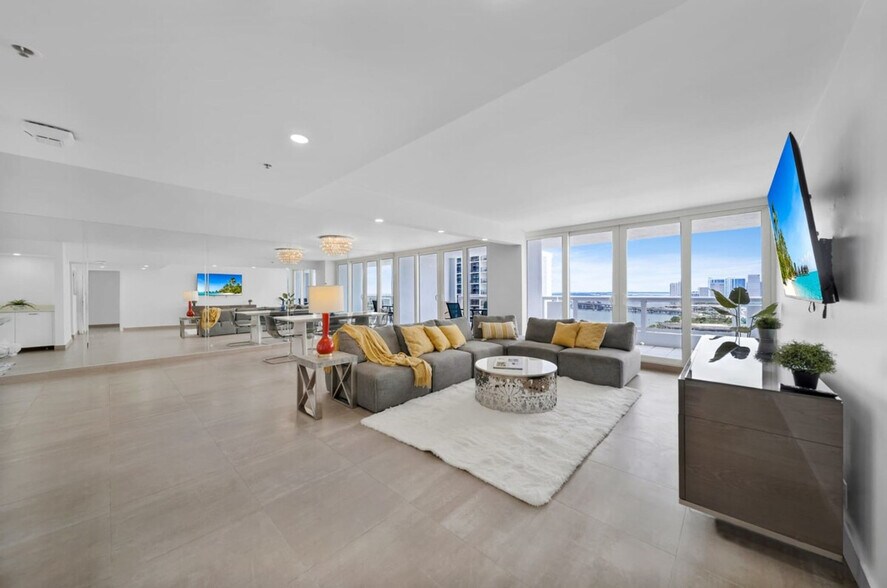 Building Photo - 1717 N Bayshore Dr