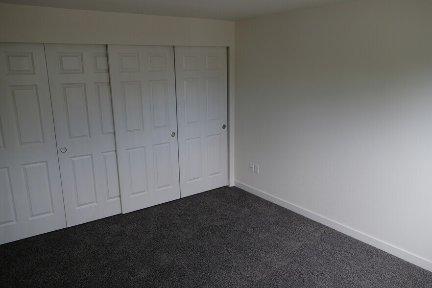 masters bedroom - 6114 S 126th Pl