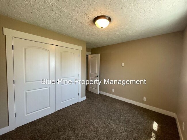 Building Photo - 1201 N Skyline Dr