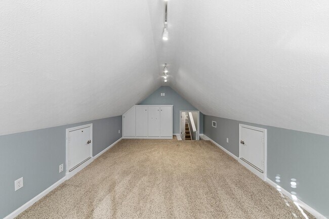 Building Photo - 20 Hillcrest Ln