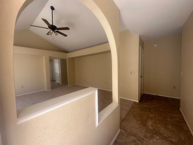 Building Photo - Gilbert home with community pool.