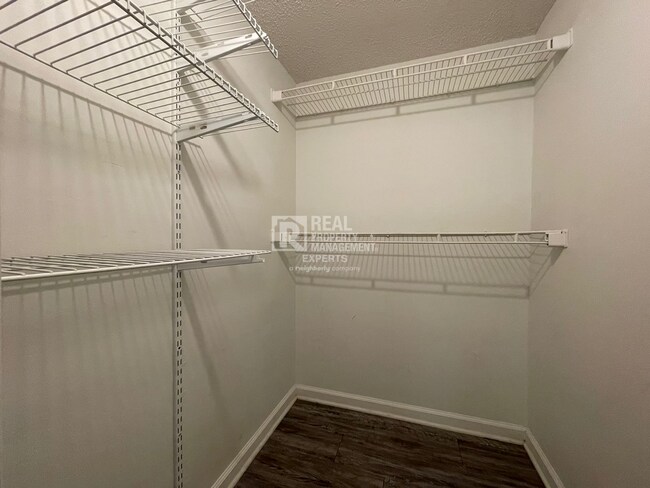 Building Photo - **MOVE IN SPECIAL!**Beautiful 2 Bed 2 Bath...