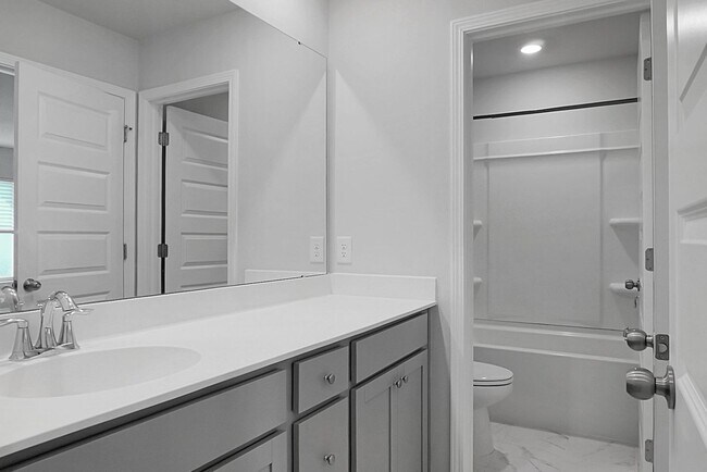 Building Photo - 5 Bedroom, 3.5 Bath, Beautiful Summerville Home, Master on Main