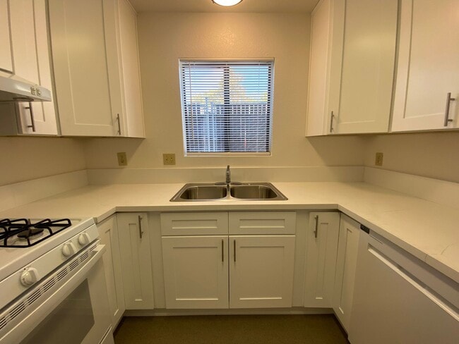 Building Photo - Garden Level Apartment - Completely Renovated!