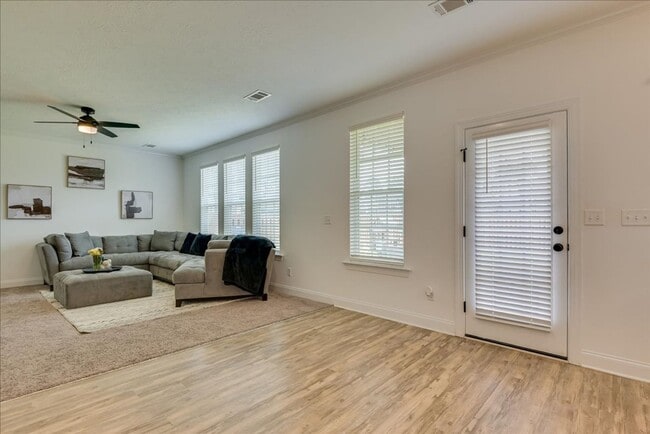 Building Photo - Beautiful Home in a Great Neighborhood