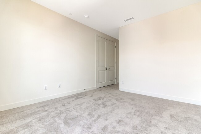 Building Photo - SOUTHCOVE Luxury: SPACIOUS TOWNHOME with O...