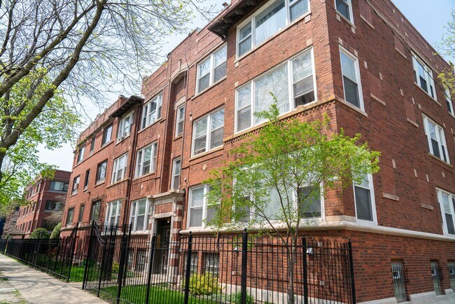 Building Photo - Uptown - 2 Bed / 1 Bath - In-Unit Laundry