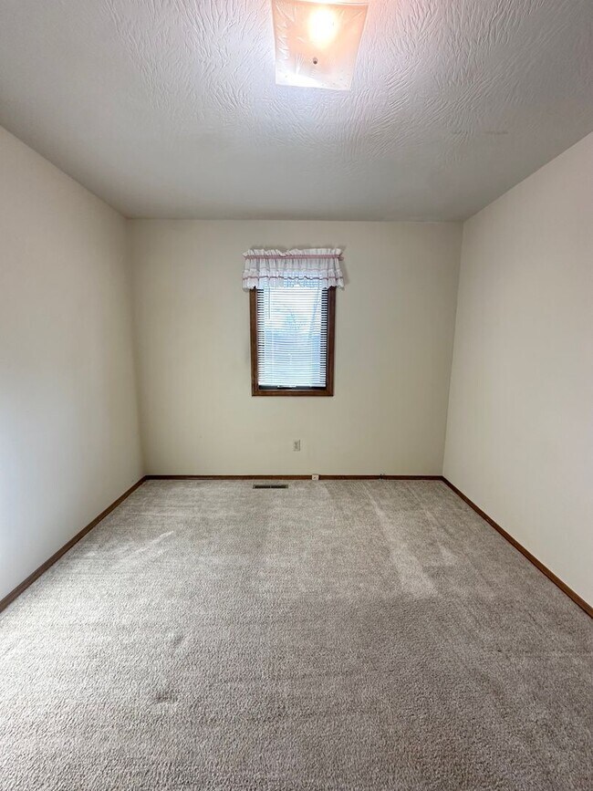 Building Photo - Charming 3 Bedroom Brick Home with Fenced Backyard