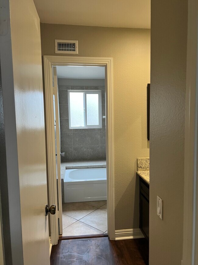 upstairs bathroom - 10709 Portobelo Dr