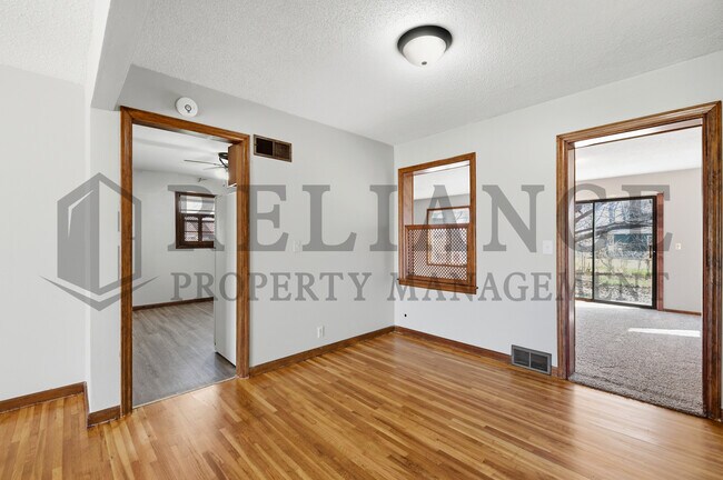 Building Photo - 2242 S Ridgewood Dr