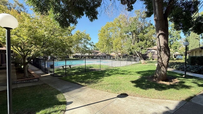 Building Photo - 5422 Roundtree Ct