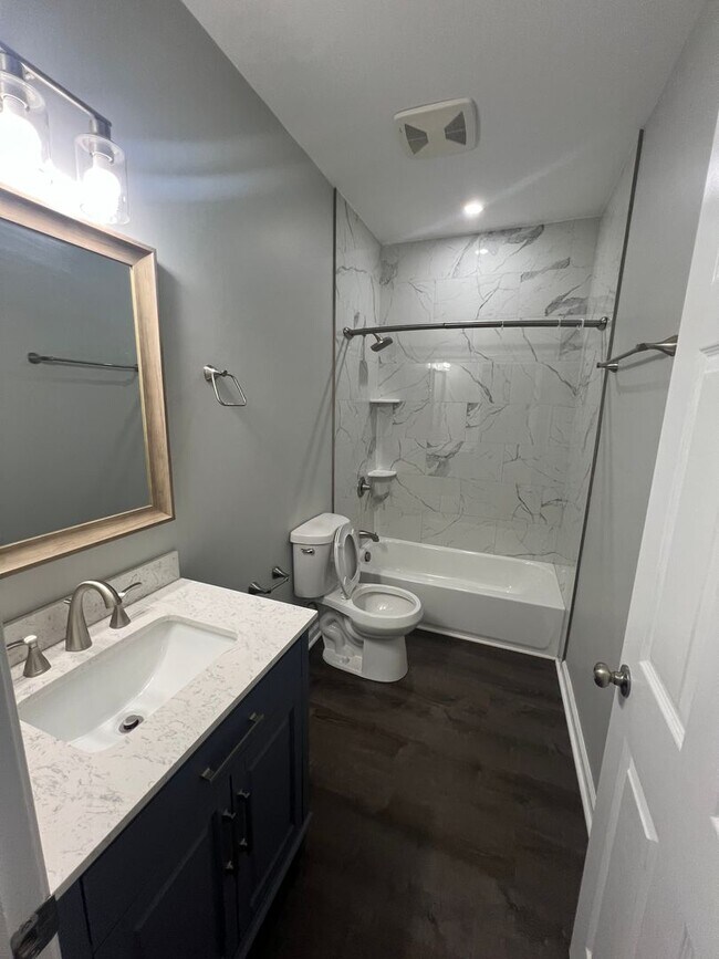 Building Photo - Newly Renovated 2 bed/1 bath apartment (Do...