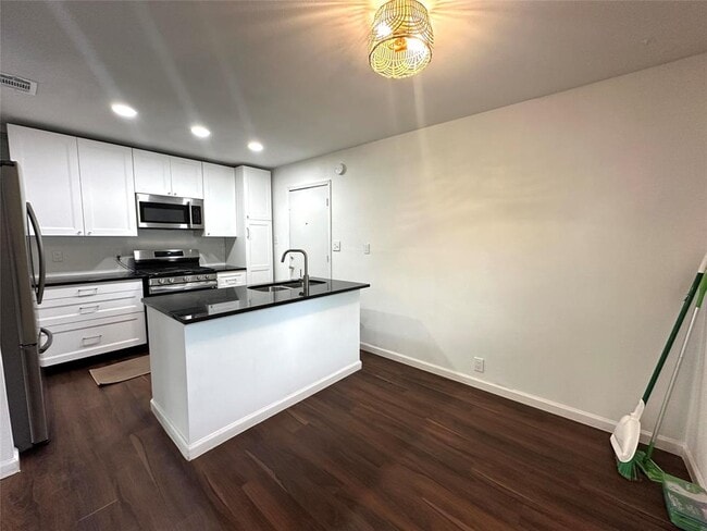 Building Photo - 2402 Parker Cir