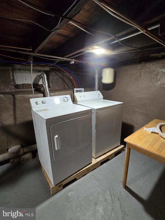 Building Photo - 825 Maple Ave