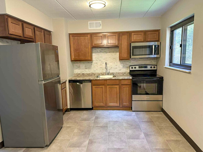 Chateau Kitchen (2 Bedroom) - Chateau Apartments