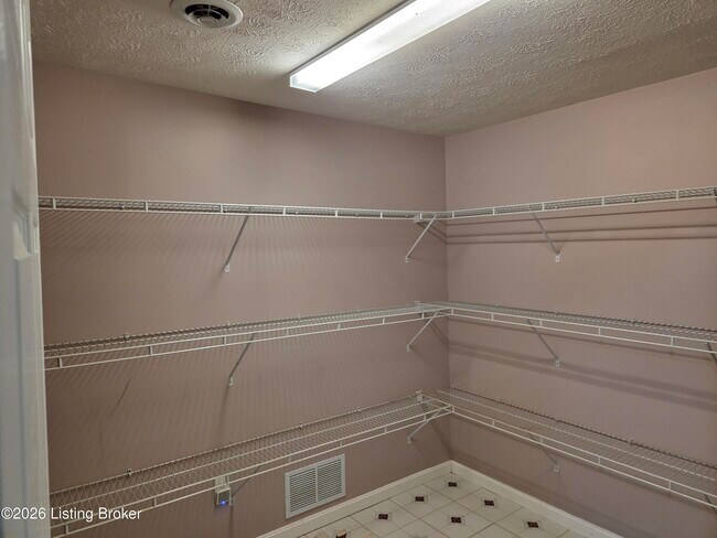 Building Photo - 4204 Holly Tree Dr