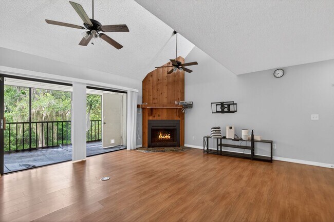 Building Photo - Cozy 3 Bedroom Available in Tampa!