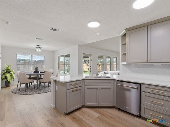 Building Photo - 1625 Sunnybrook Dr