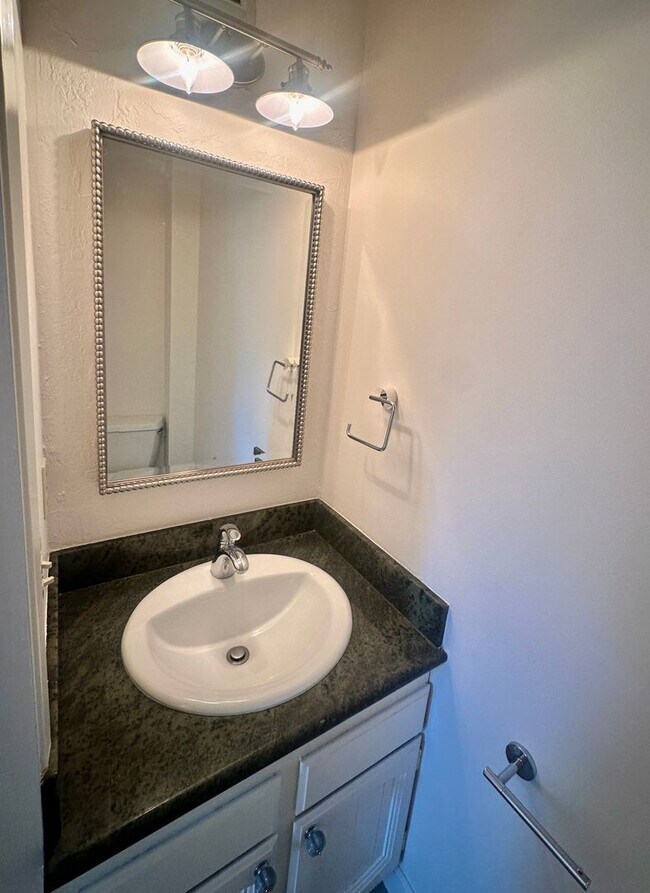Building Photo - Charming 2 Bed 1.5 Bath in Redwood City!