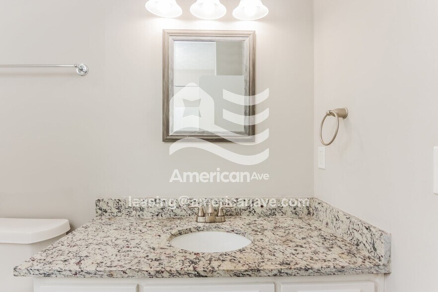 Building Photo - 713 9th Ave S