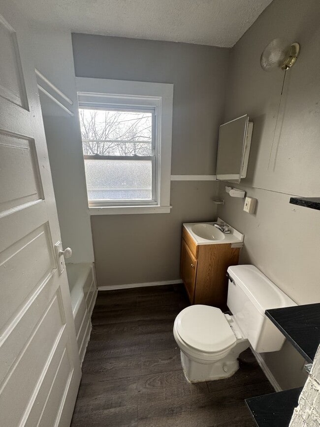 Building Photo - Welcome to this charming 3-bedroom, 2-bathroom home located in the heart of Springfield, OH+