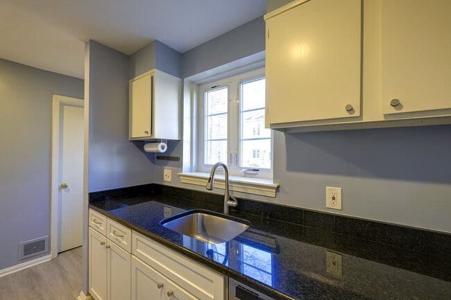 Building Photo - Well Maintained 3BR/2.5BA Home in Silver Spring