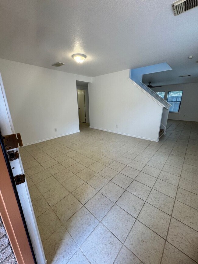 Building Photo - Spacious 3-Bedroom Home in Prime Location ...