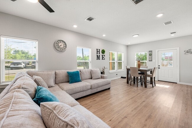 Building Photo - 8357 Tate St