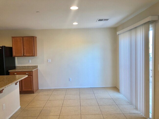 Building Photo - Beautiful  3Bed/3Bath home with a Loft nes...