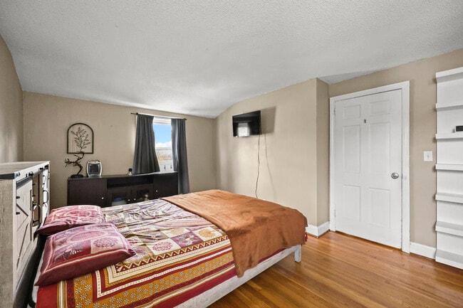 Building Photo - 133 Robbins Ave