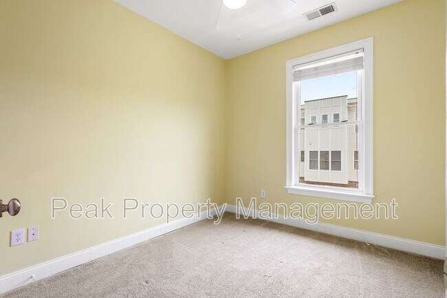 Building Photo - 711 S Laurel St