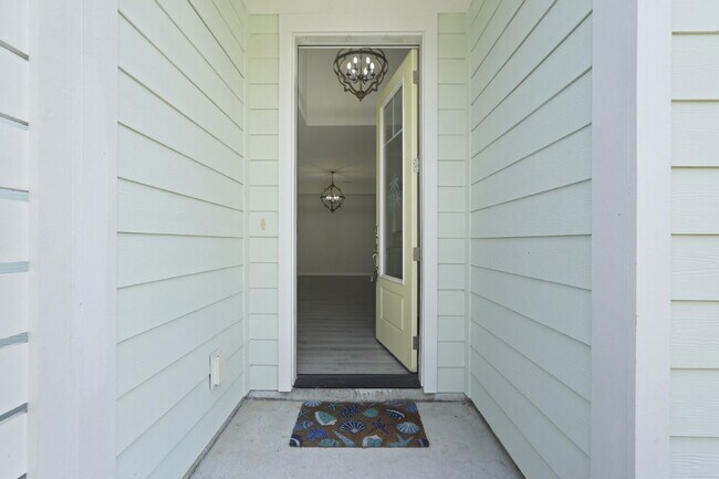 Building Photo - "Charming 2-Bedroom Retreat with 2 Baths and Den - 1558 Sq. Ft. of Comfort in Latitude Margaritav...